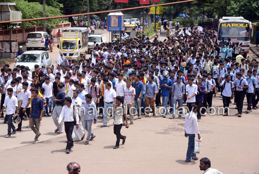 student  protest against Yettinahole 1